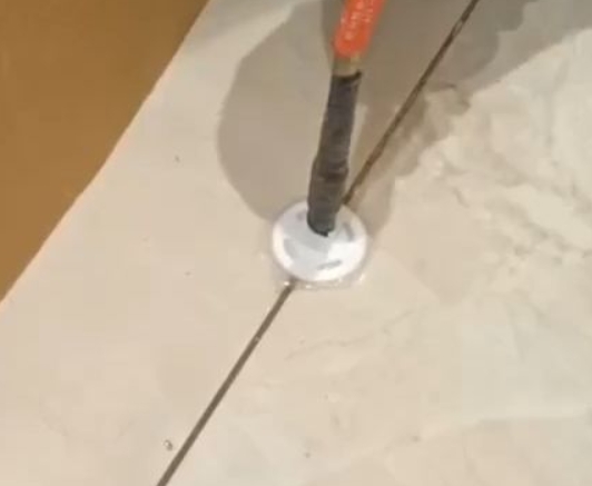 江干瓷砖空鼓维修公司专业解答瓷砖在铺贴过程中，如果没有涂抹均匀到位的粘结材料（如水泥砂浆或瓷砖胶），可能会导致以下问题
